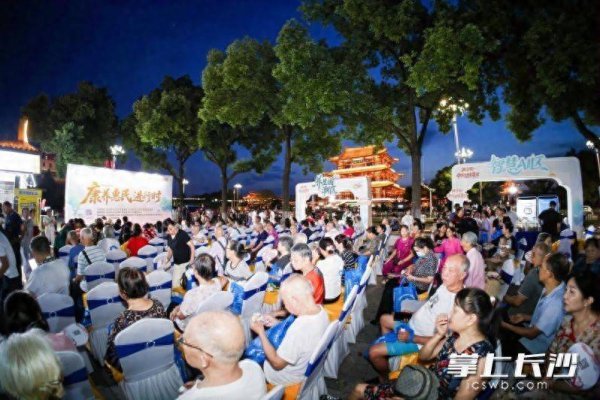 聚合财富 江风习习，健康相约！杜甫江阁夜市变身千余市民“养生局”
